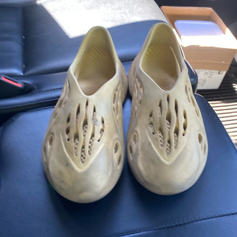 Yeezy foam runners size 9